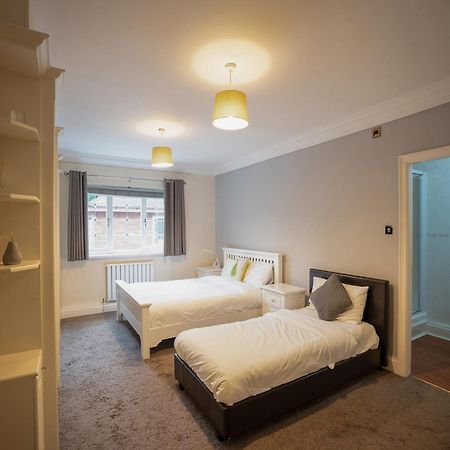 Oyo Oakcroft Guest House Manchester Airport Ringway Eksteriør billede
